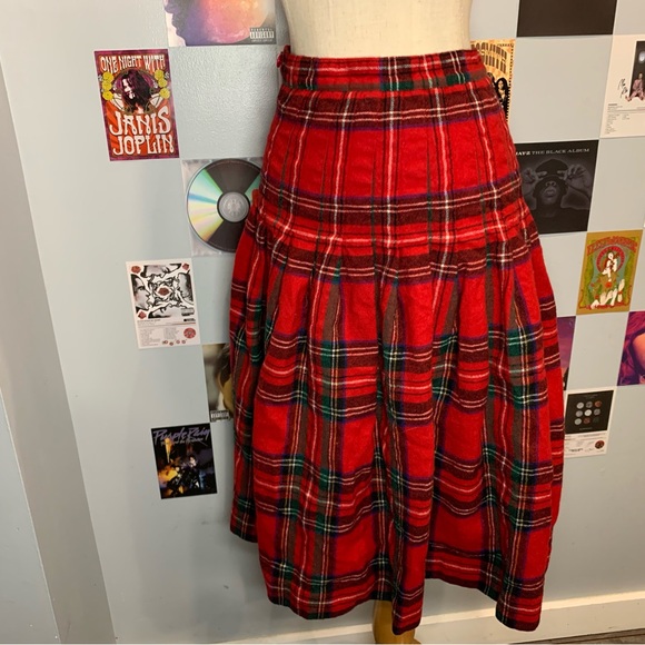 Vintage 80’s Wool Skirt Red and Green Pleated Skirt from Jeremy Scott - Picture 10 of 11